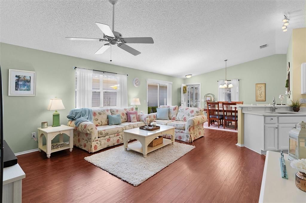 For Sale: $279,000 (2 beds, 2 baths, 1188 Square Feet)