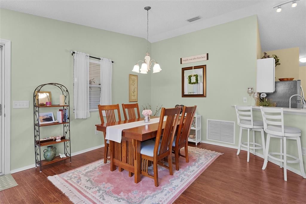 For Sale: $279,000 (2 beds, 2 baths, 1188 Square Feet)