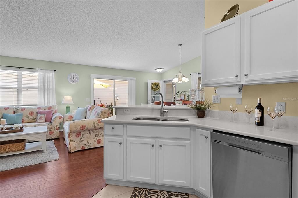 For Sale: $279,000 (2 beds, 2 baths, 1188 Square Feet)