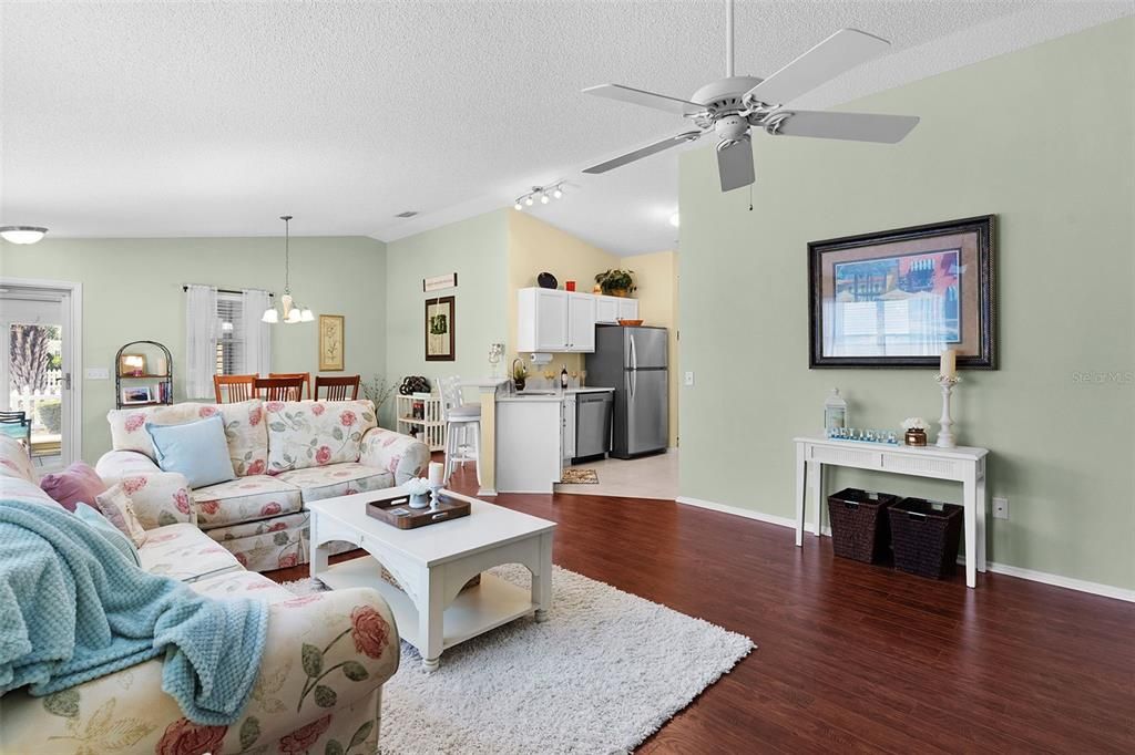 For Sale: $279,000 (2 beds, 2 baths, 1188 Square Feet)