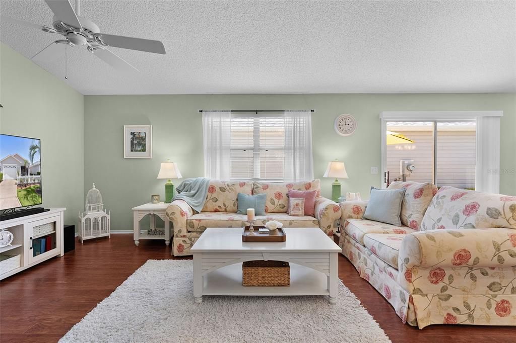 For Sale: $279,000 (2 beds, 2 baths, 1188 Square Feet)