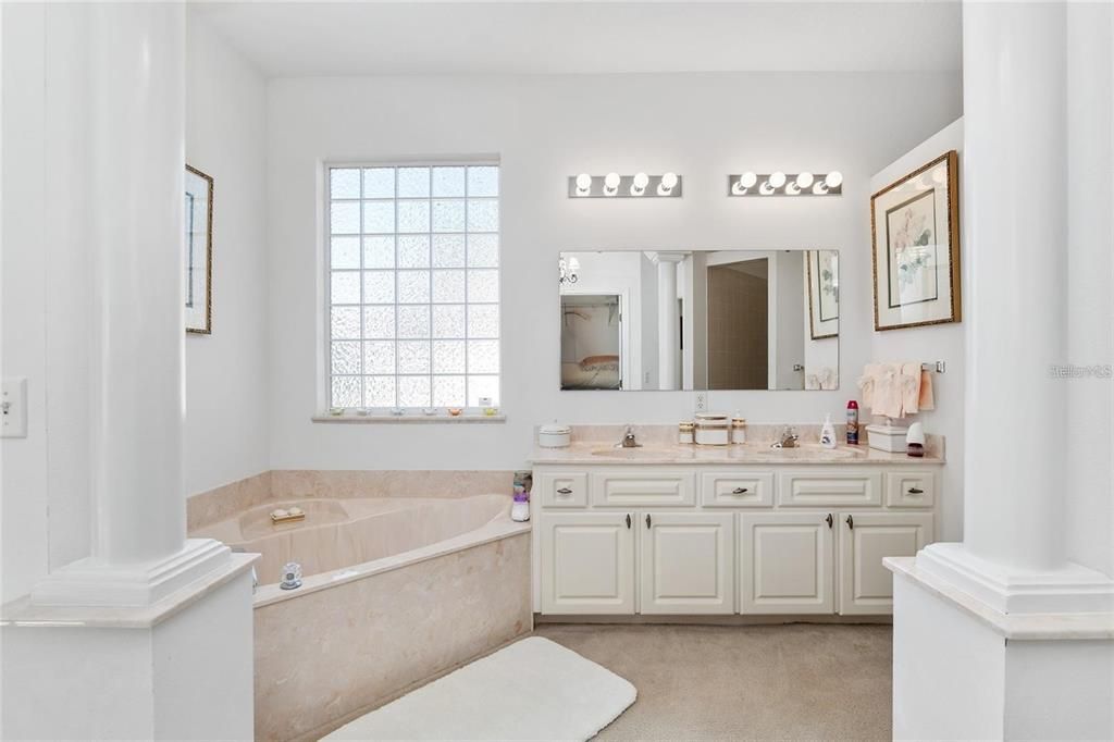 For Sale: $304,900 (3 beds, 3 baths, 1781 Square Feet)