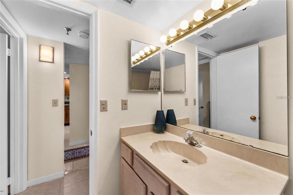En Venta: $235,000 (2 camas, 2 baños, 1137 Pies cuadrados)