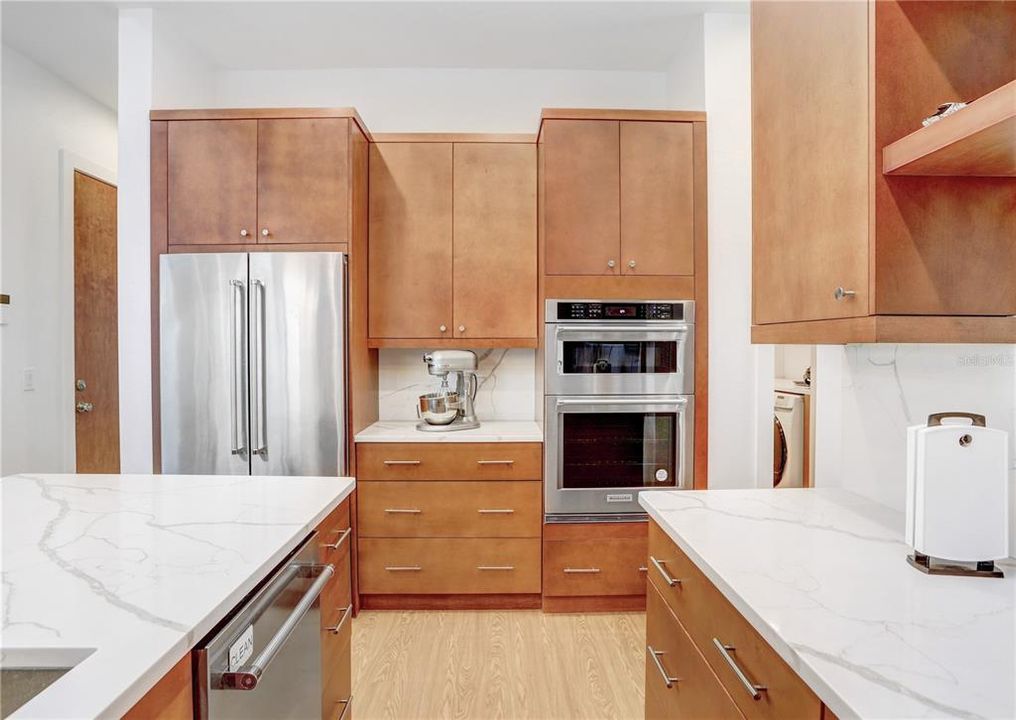 Activo con contrato: $925,000 (4 camas, 3 baños, 2328 Pies cuadrados)