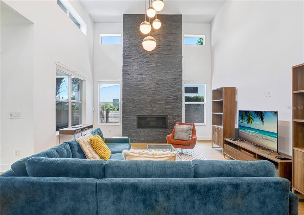 Activo con contrato: $925,000 (4 camas, 3 baños, 2328 Pies cuadrados)