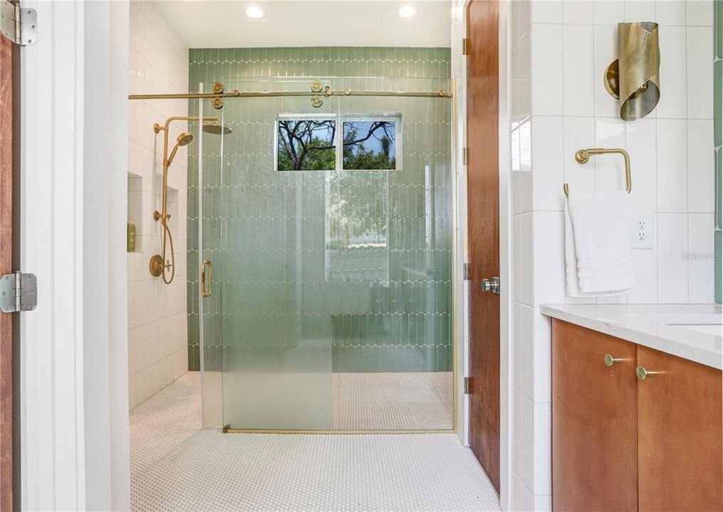 Activo con contrato: $925,000 (4 camas, 3 baños, 2328 Pies cuadrados)