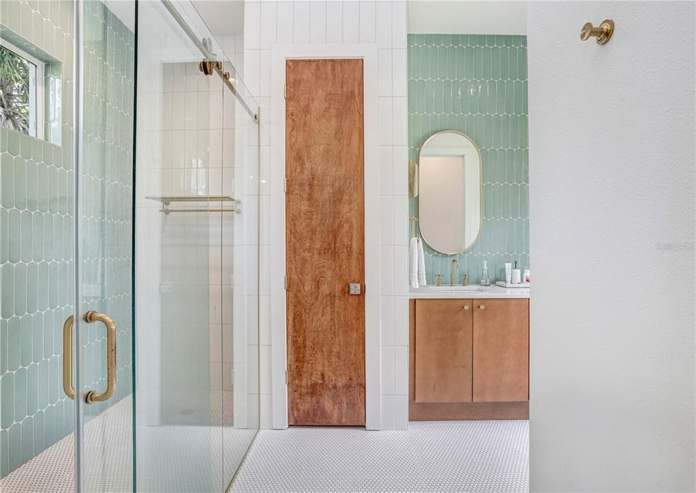 Activo con contrato: $925,000 (4 camas, 3 baños, 2328 Pies cuadrados)
