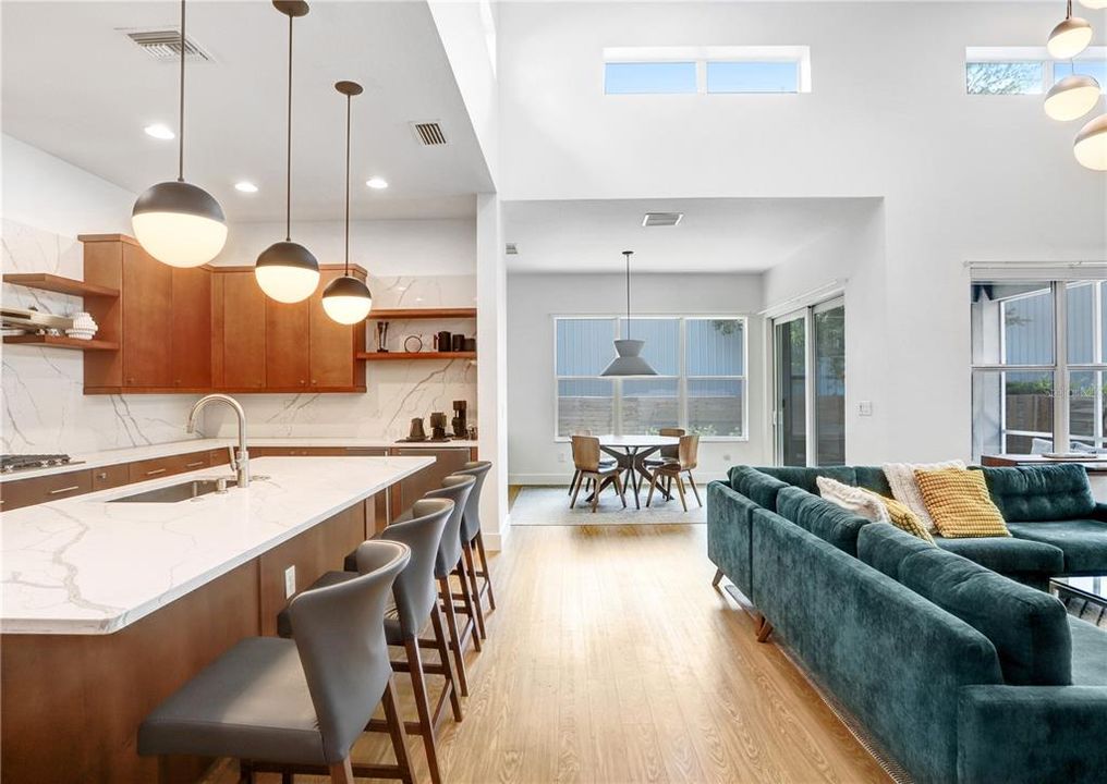 Activo con contrato: $925,000 (4 camas, 3 baños, 2328 Pies cuadrados)