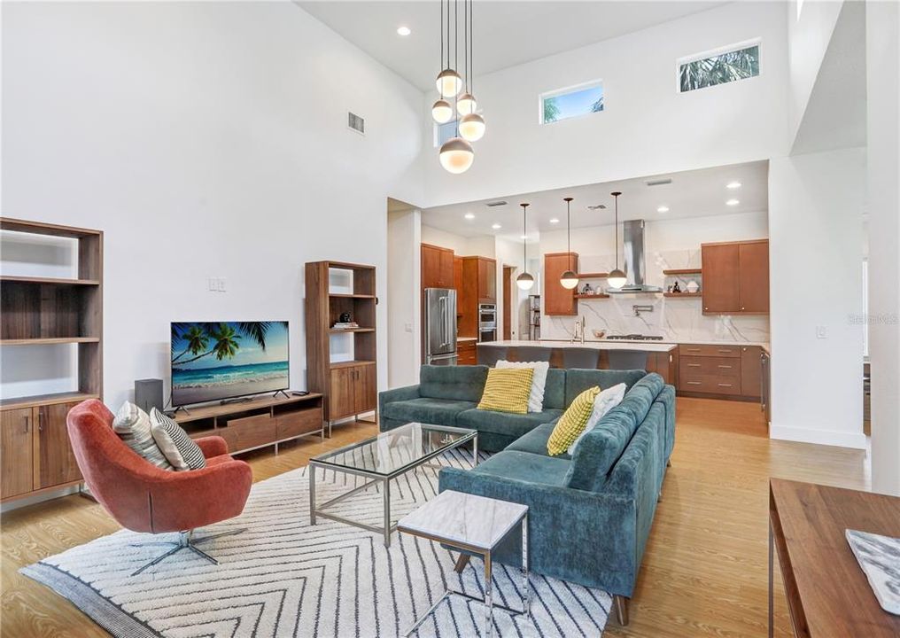 Activo con contrato: $925,000 (4 camas, 3 baños, 2328 Pies cuadrados)