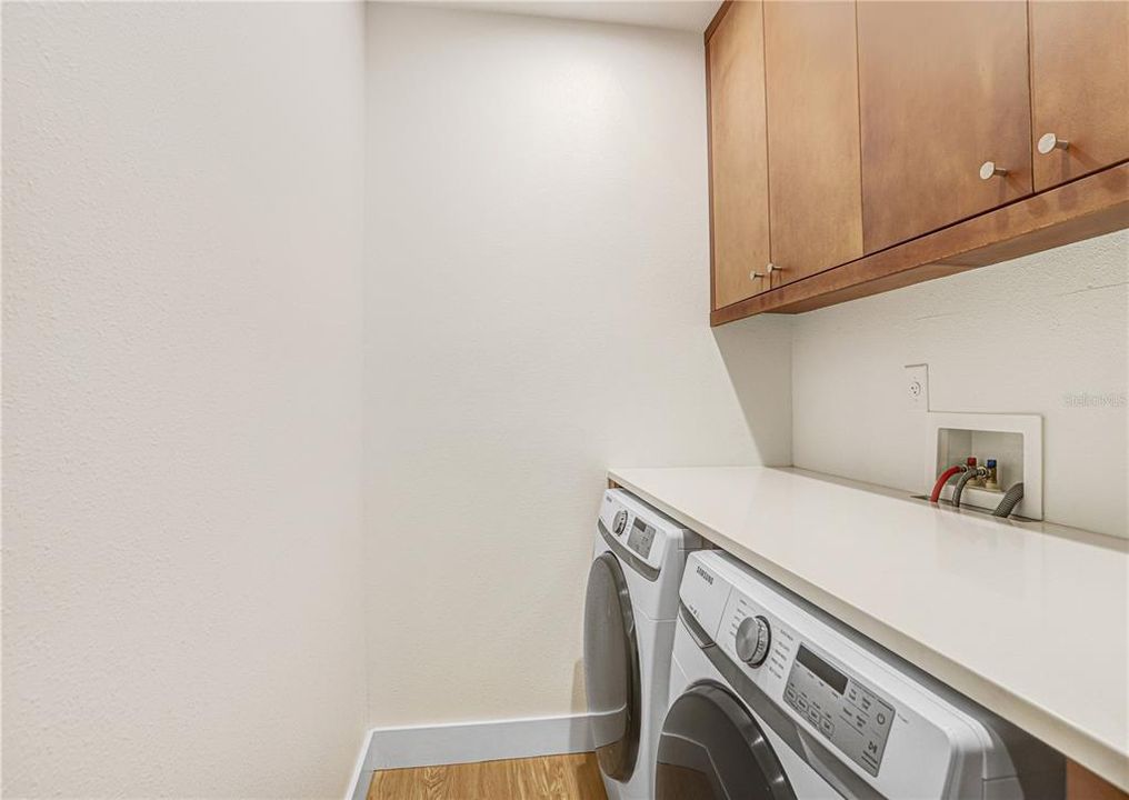 Activo con contrato: $925,000 (4 camas, 3 baños, 2328 Pies cuadrados)
