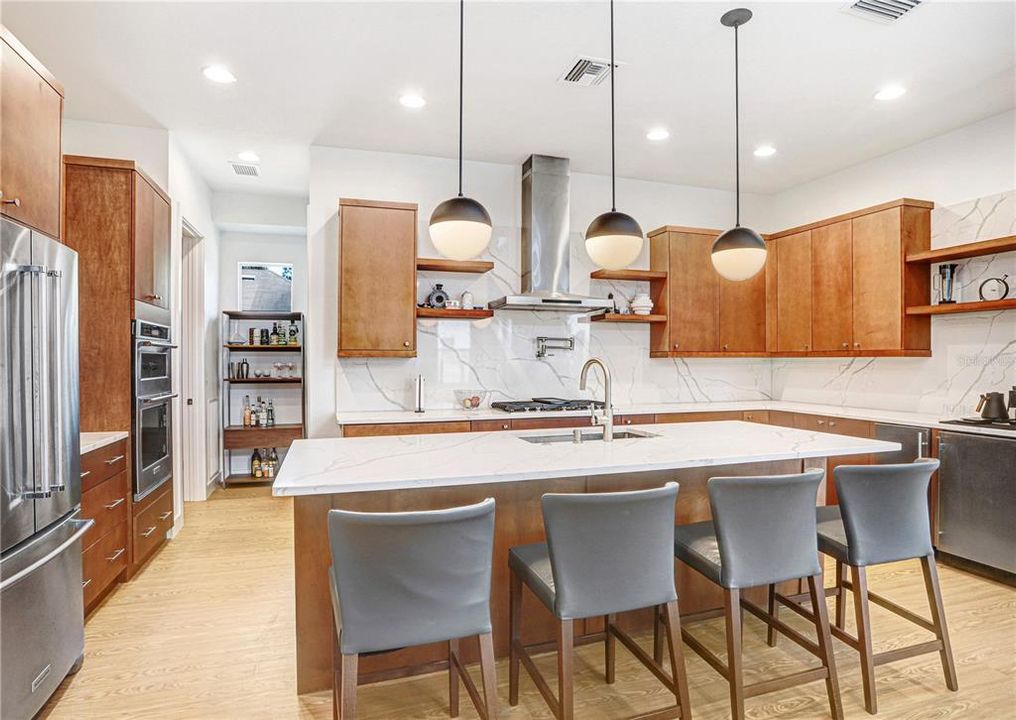 Activo con contrato: $925,000 (4 camas, 3 baños, 2328 Pies cuadrados)