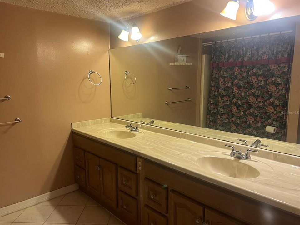 For Sale: $189,000 (2 beds, 2 baths, 1088 Square Feet)