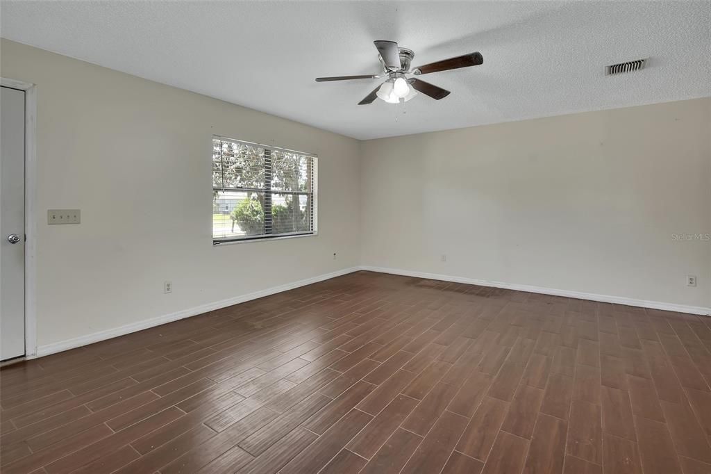 Active With Contract: $210,000 (3 beds, 2 baths, 1277 Square Feet)