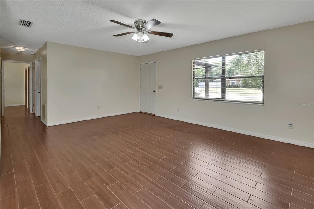 Active With Contract: $210,000 (3 beds, 2 baths, 1277 Square Feet)