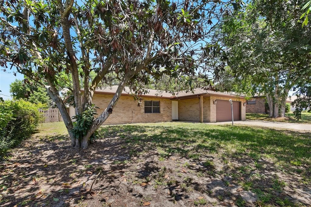 Active With Contract: $210,000 (3 beds, 2 baths, 1277 Square Feet)