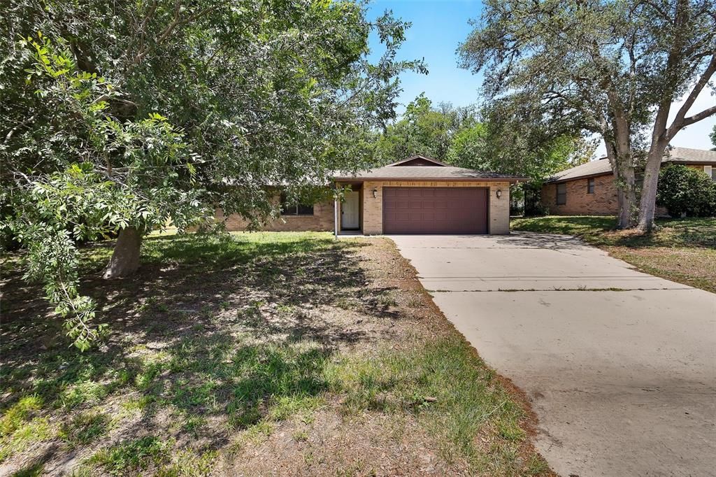 Active With Contract: $210,000 (3 beds, 2 baths, 1277 Square Feet)