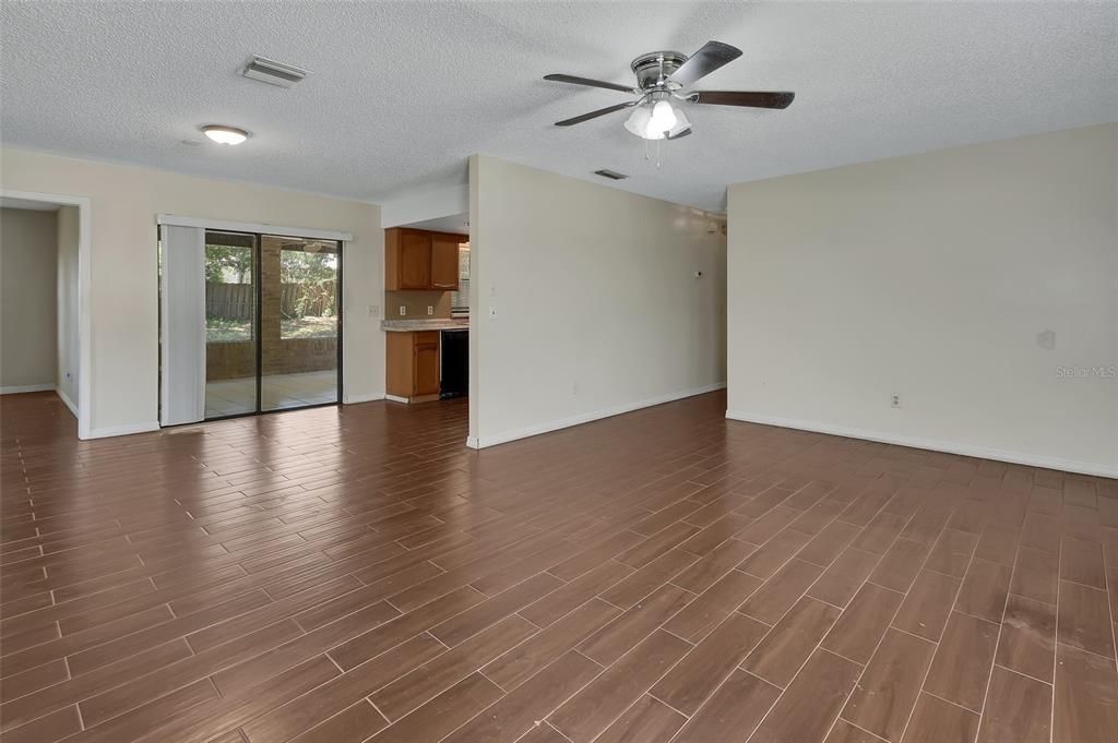 Active With Contract: $210,000 (3 beds, 2 baths, 1277 Square Feet)