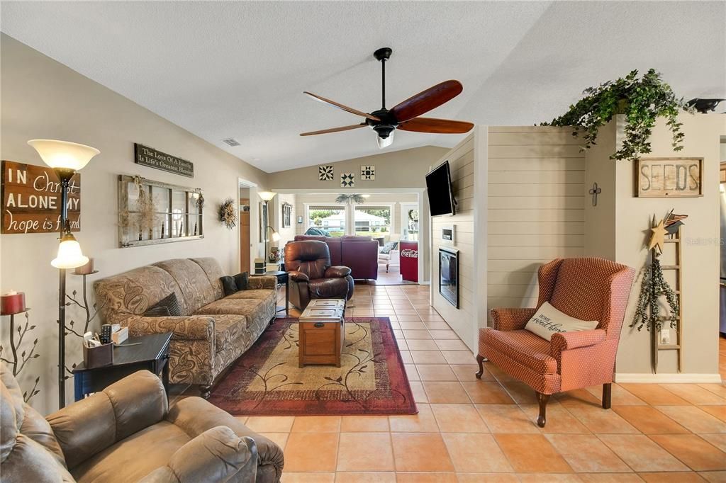 Activo con contrato: $259,900 (3 camas, 2 baños, 1735 Pies cuadrados)