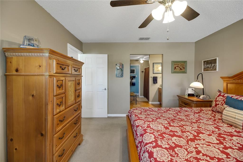 Activo con contrato: $259,900 (3 camas, 2 baños, 1735 Pies cuadrados)