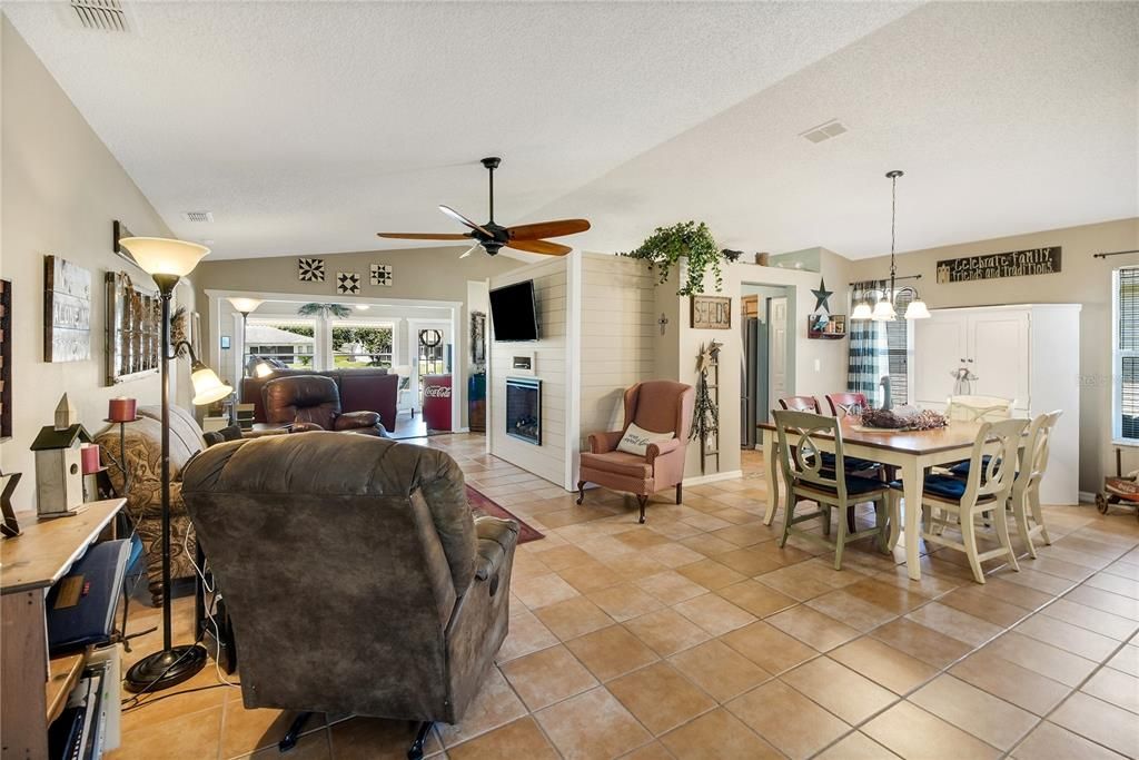Activo con contrato: $259,900 (3 camas, 2 baños, 1735 Pies cuadrados)