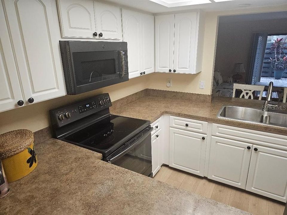 For Sale: $159,900 (2 beds, 2 baths, 1263 Square Feet)