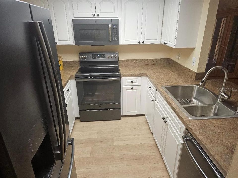 For Sale: $159,900 (2 beds, 2 baths, 1263 Square Feet)