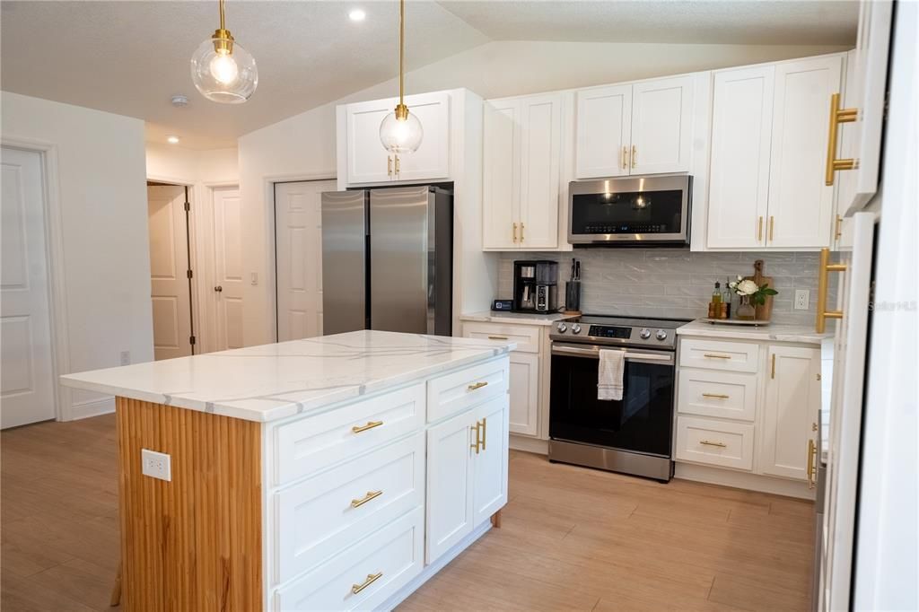 For Sale: $549,999 (3 beds, 2 baths, 1483 Square Feet)
