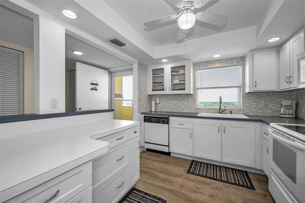 For Sale: $220,000 (1 beds, 1 baths, 815 Square Feet)