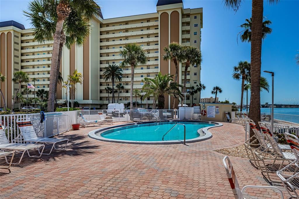 For Sale: $220,000 (1 beds, 1 baths, 815 Square Feet)