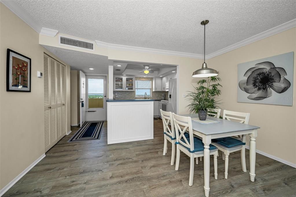 For Sale: $220,000 (1 beds, 1 baths, 815 Square Feet)