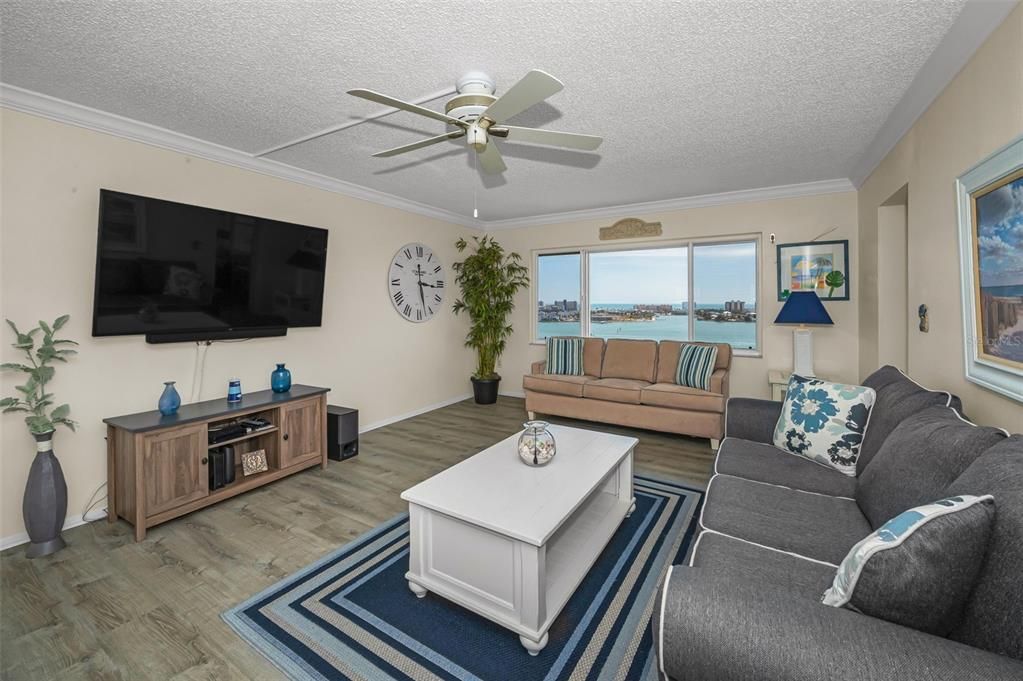 For Sale: $220,000 (1 beds, 1 baths, 815 Square Feet)