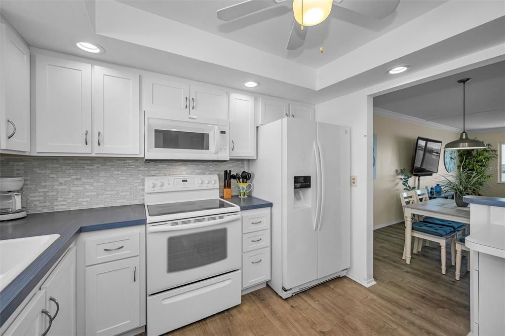 For Sale: $220,000 (1 beds, 1 baths, 815 Square Feet)