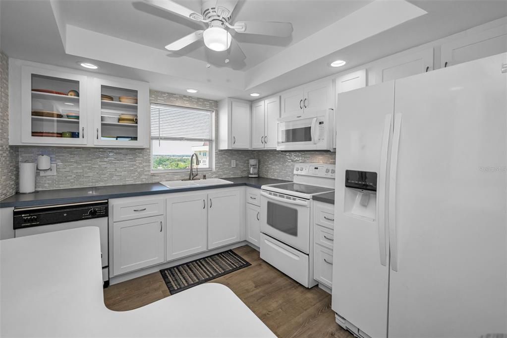 For Sale: $220,000 (1 beds, 1 baths, 815 Square Feet)
