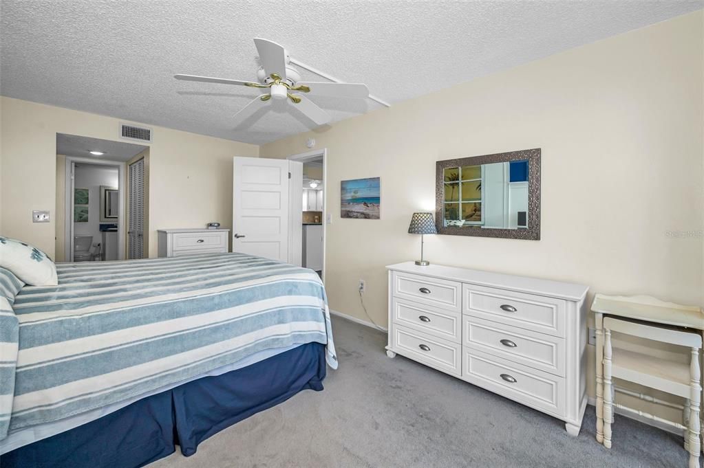 For Sale: $220,000 (1 beds, 1 baths, 815 Square Feet)