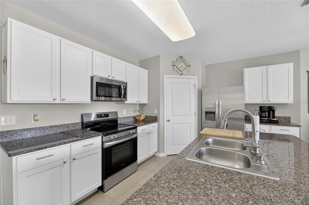 Под контрактом: $349,990 (4 спален, 2 ванн, 1826 Квадратных фут)