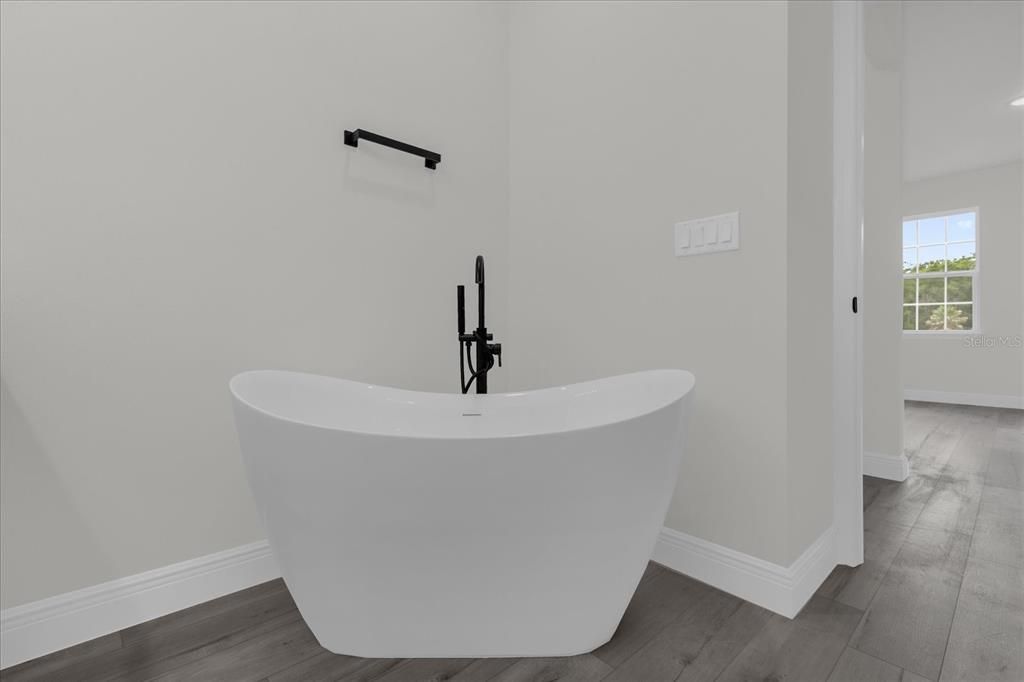 For Sale: $308,000 (4 beds, 3 baths, 1827 Square Feet)