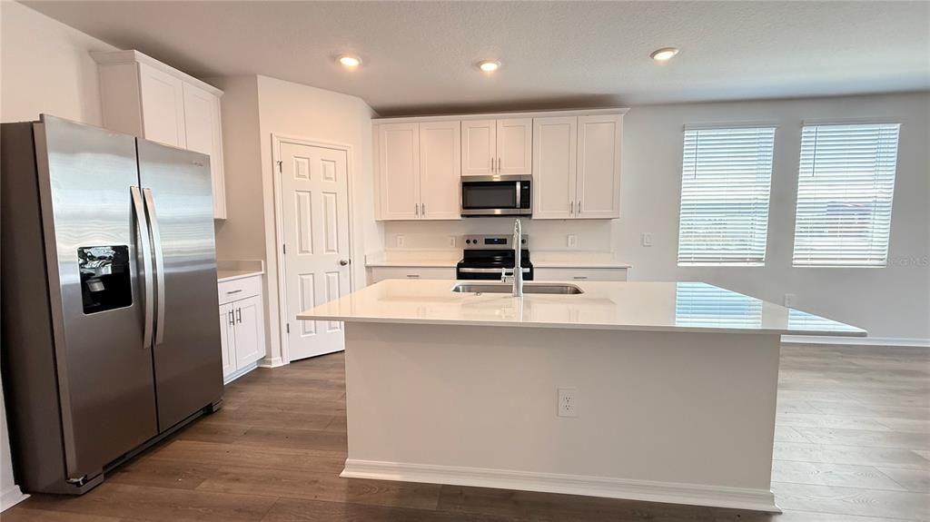For Rent: $2,050 (3 beds, 2 baths, 1707 Square Feet)