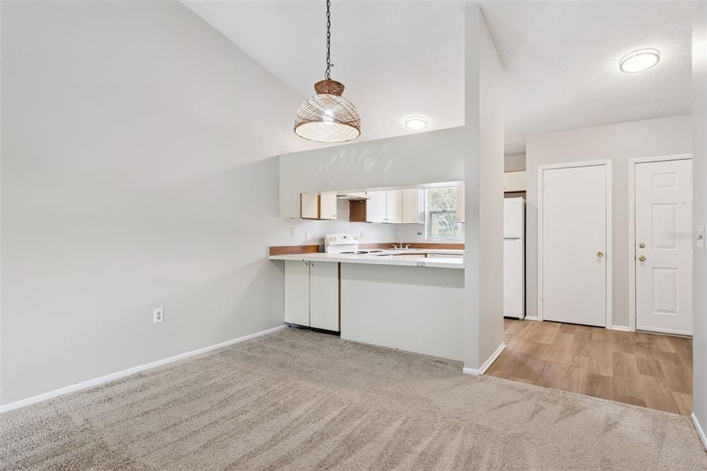 Active With Contract: $259,900 (3 beds, 2 baths, 972 Square Feet)