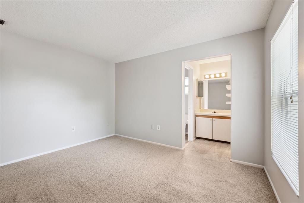 Active With Contract: $259,900 (3 beds, 2 baths, 972 Square Feet)