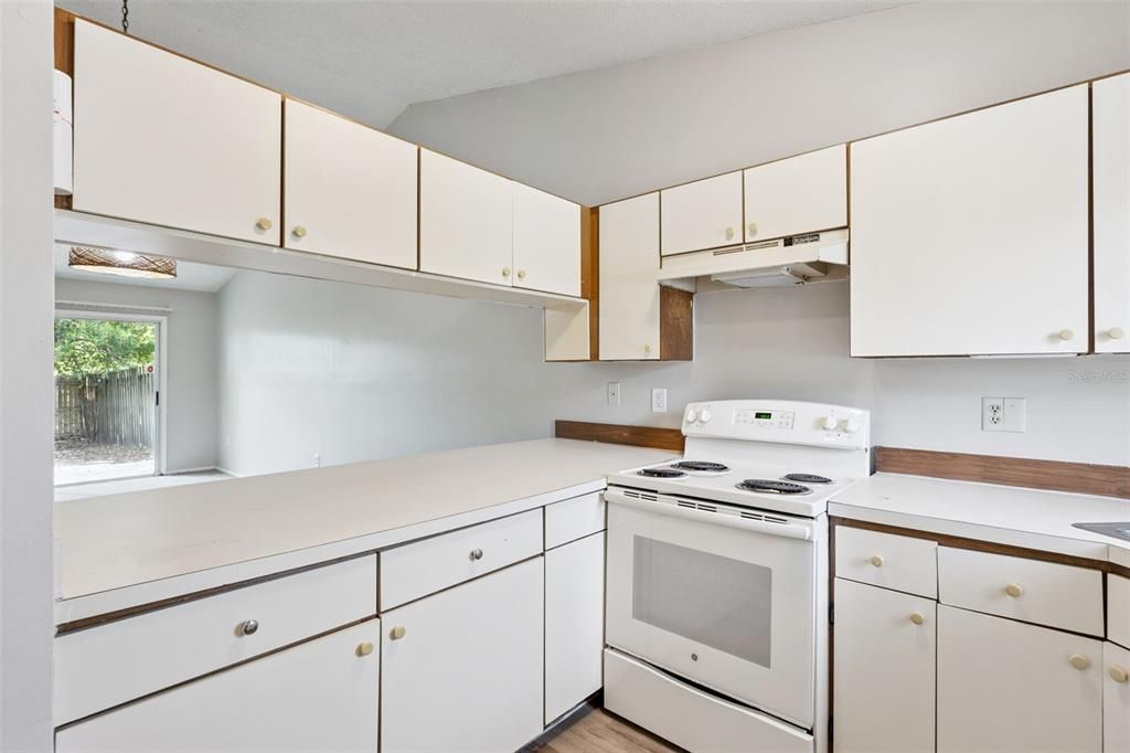 Active With Contract: $259,900 (3 beds, 2 baths, 972 Square Feet)