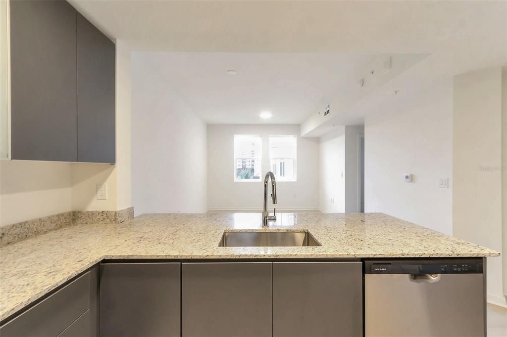 For Sale: $249,000 (1 beds, 1 baths, 750 Square Feet)