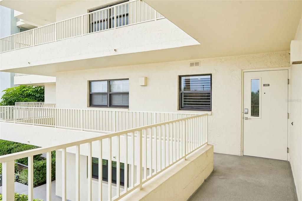 For Sale: $1,175,000 (2 beds, 2 baths, 1361 Square Feet)