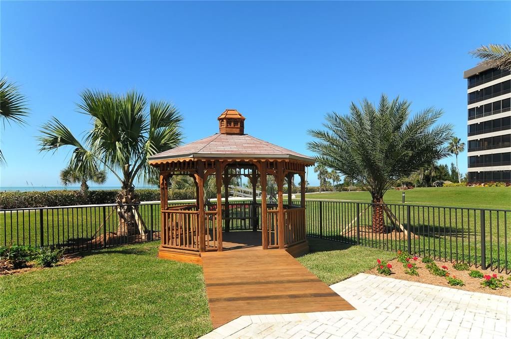 For Sale: $1,175,000 (2 beds, 2 baths, 1361 Square Feet)
