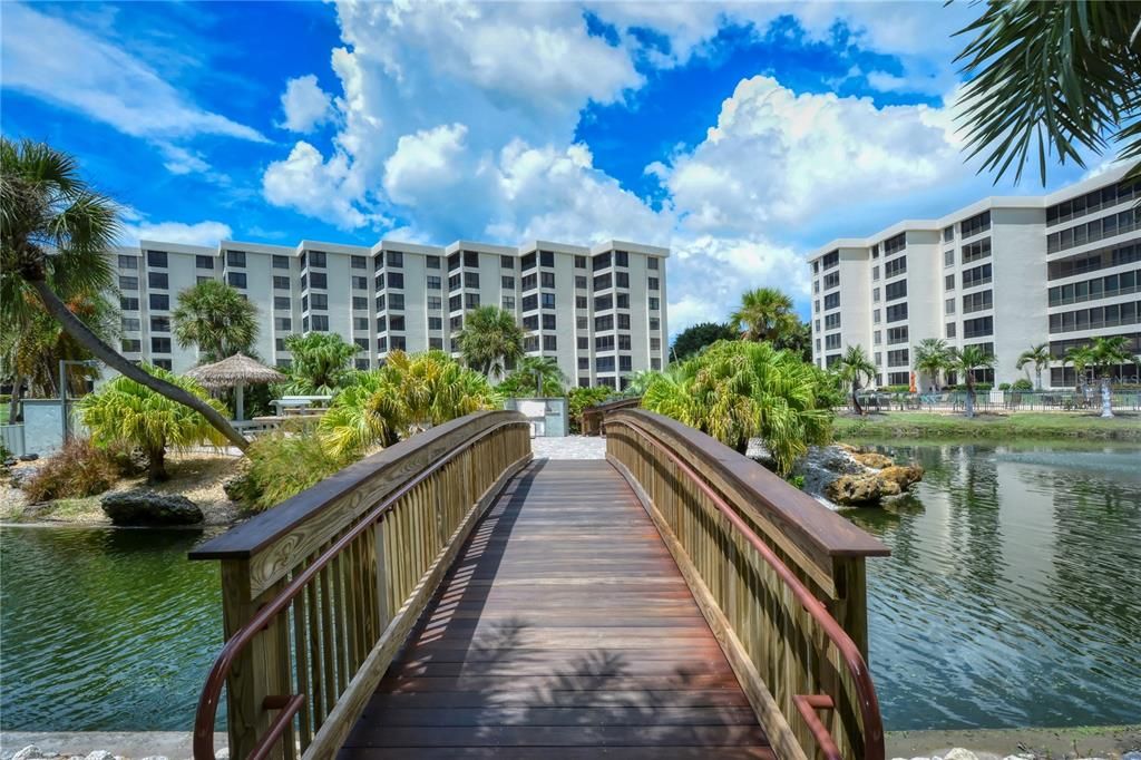 For Sale: $1,175,000 (2 beds, 2 baths, 1361 Square Feet)