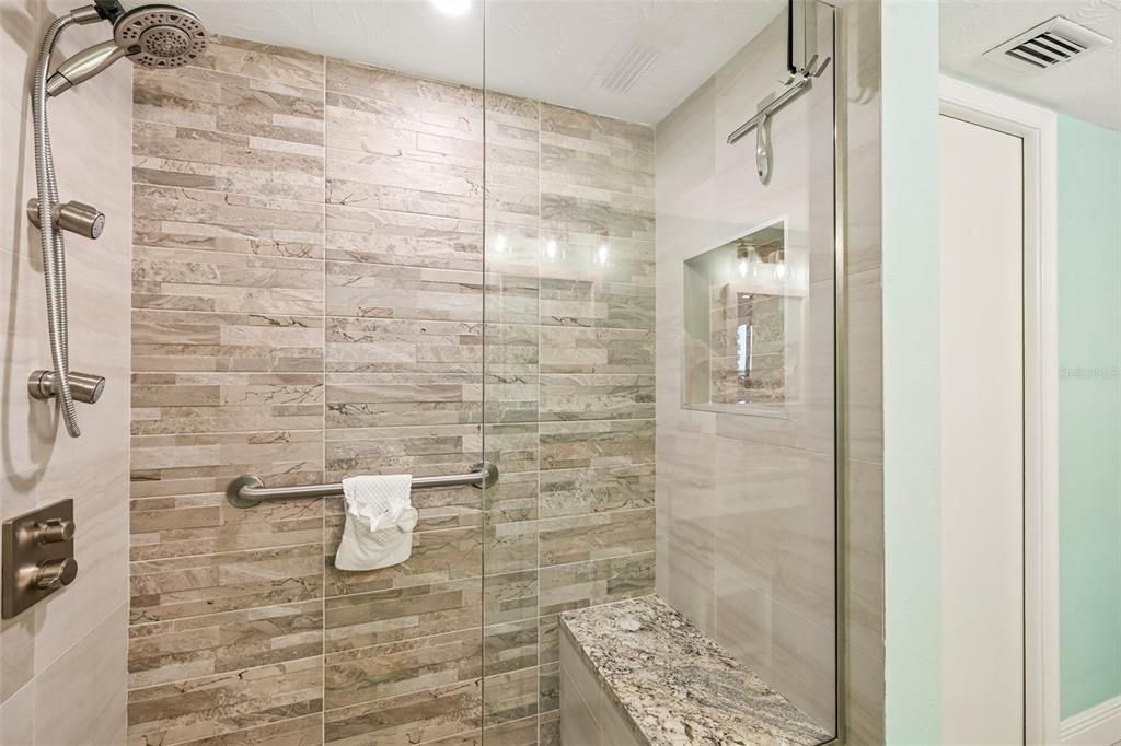 For Sale: $1,175,000 (2 beds, 2 baths, 1361 Square Feet)