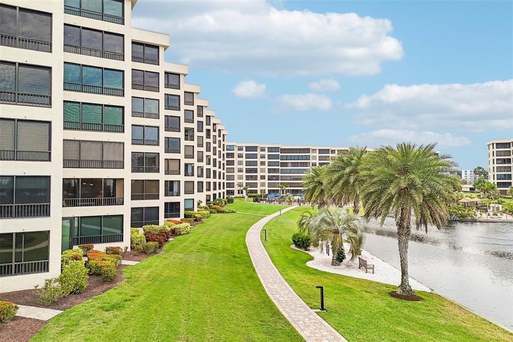 For Sale: $1,175,000 (2 beds, 2 baths, 1361 Square Feet)