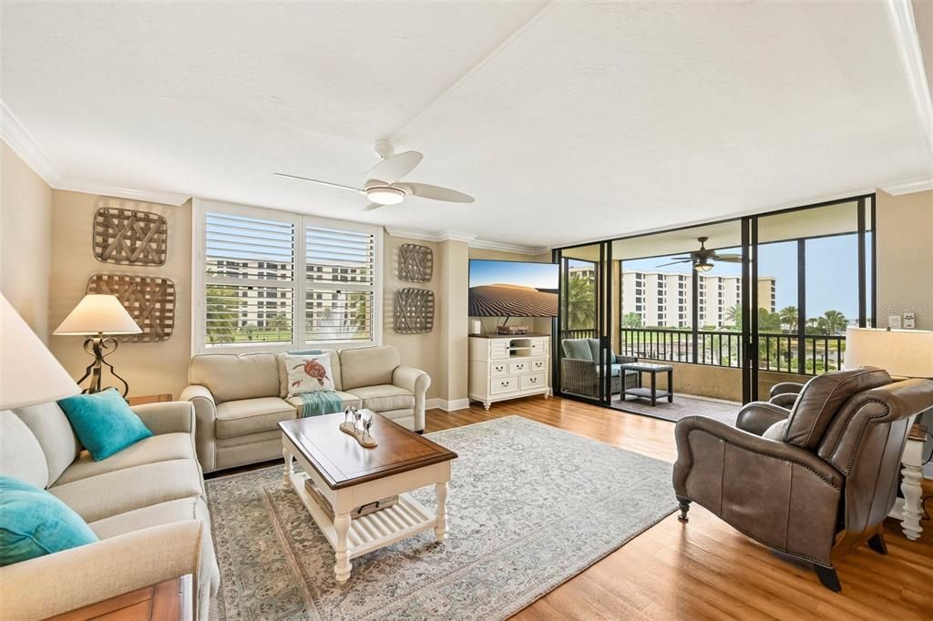 For Sale: $1,175,000 (2 beds, 2 baths, 1361 Square Feet)