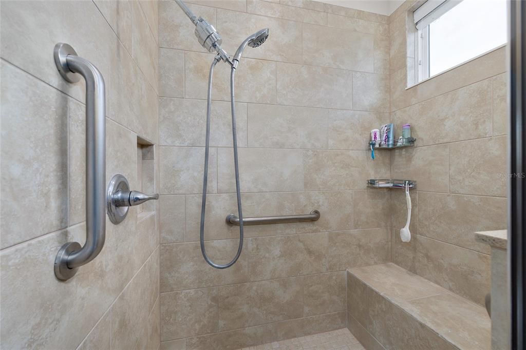 Activo con contrato: $249,900 (2 camas, 2 baños, 1344 Pies cuadrados)