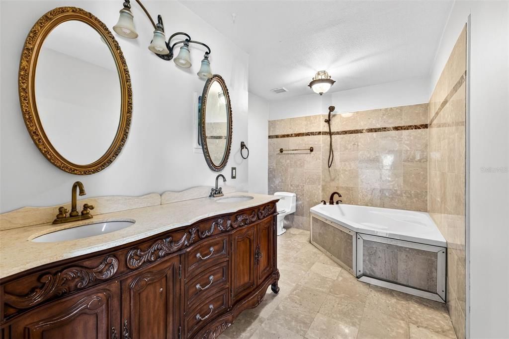 Activo con contrato: $625,000 (3 camas, 3 baños, 3636 Pies cuadrados)