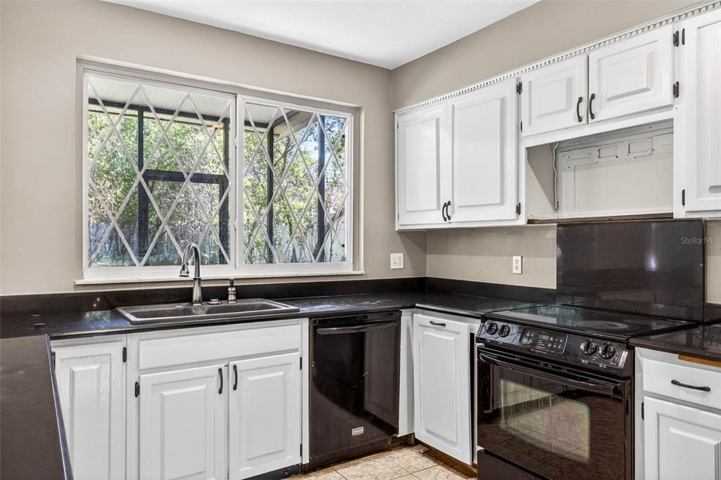 Activo con contrato: $625,000 (3 camas, 3 baños, 3636 Pies cuadrados)